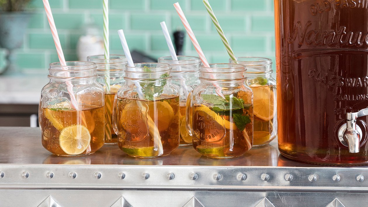 Fresh Brewed Peach Iced Tea med apelsin och ingefära Fresh Brewed Peach Iced Tea med apelsin och ingefära
