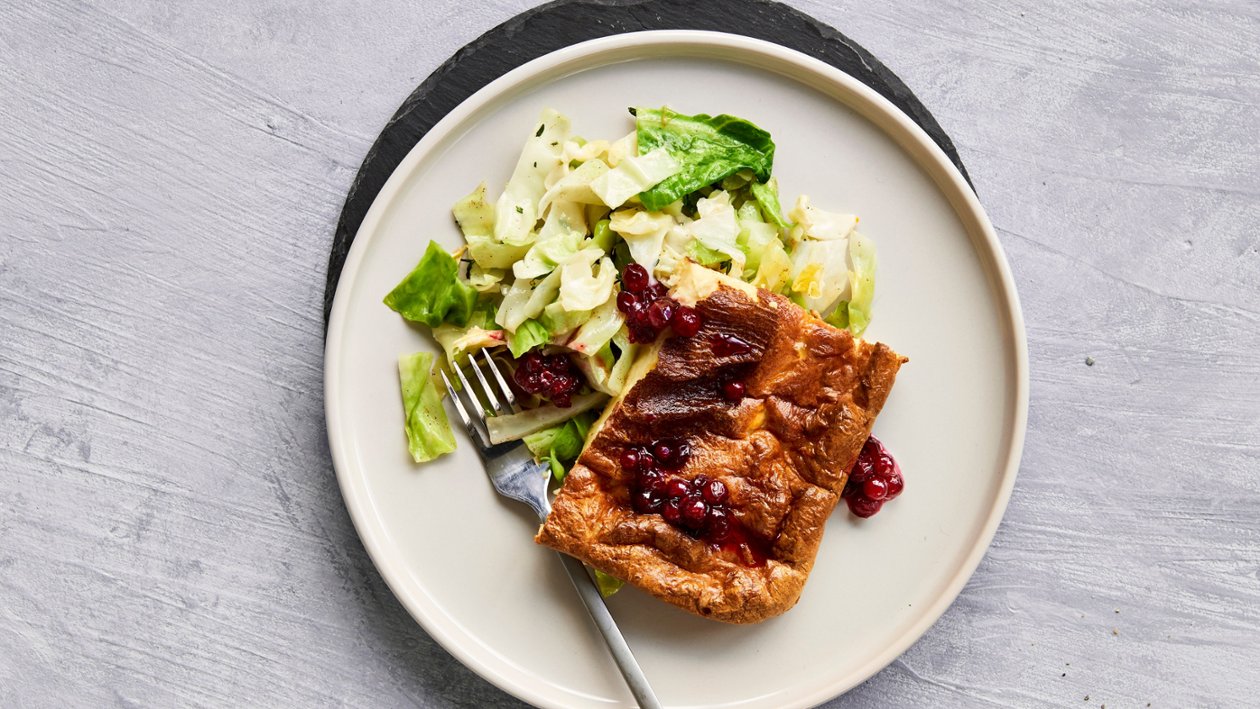 Glutenfri ugnspannkaka med kål & lingon Glutenfri ugnspannkaka med kål & lingon