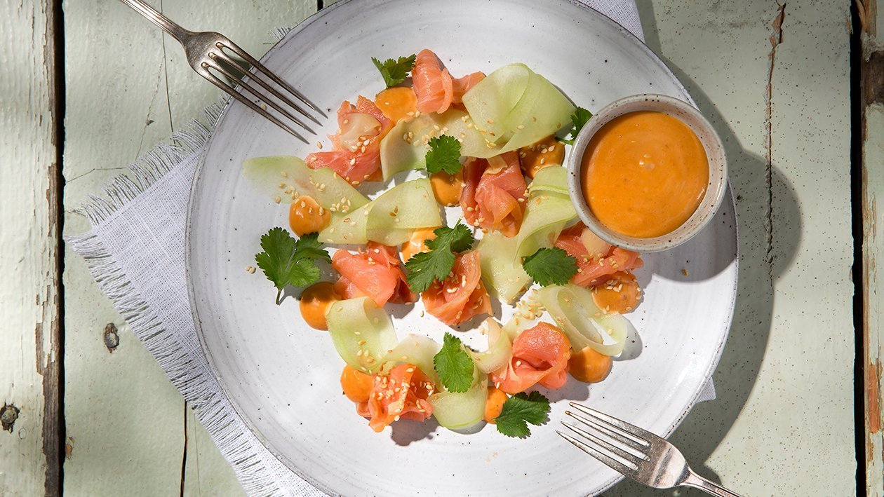 Gravlax med gurksallad och Ssamjang majonnäs Gravlax med gurksallad och Ssamjang majonnäs