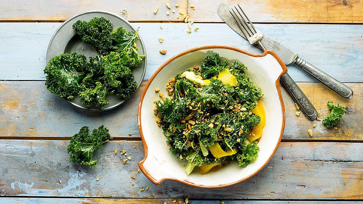 Grönkål & mangosallad med rostade pinjenötter Grönkål & mangosallad med rostade pinjenötter