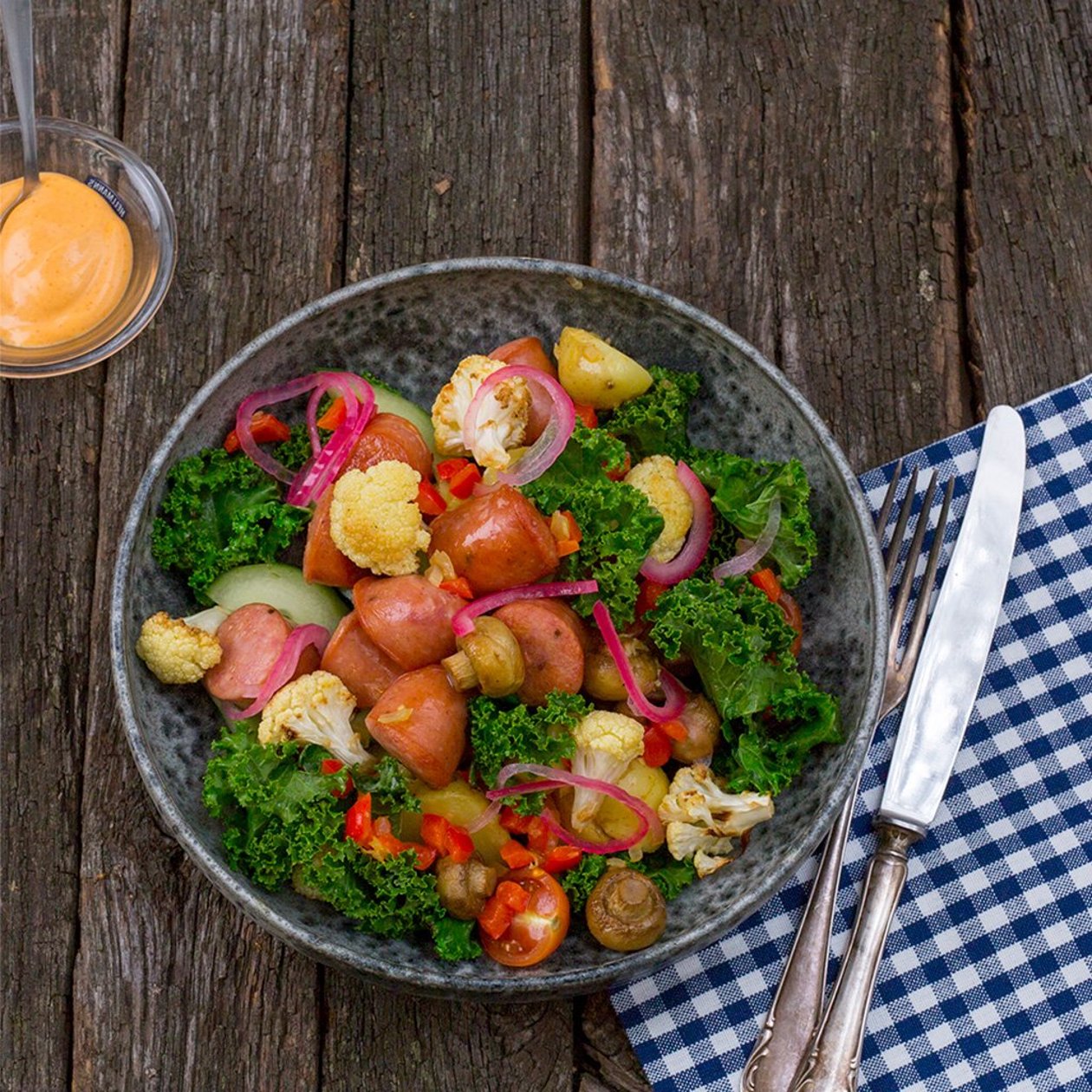 Grönkålssallad med bratwurst, potatis, rostad blomkål, svamp, och rökt chilidressing Grönkålssallad med bratwurst, potatis, rostad blomkål, svamp, och rökt chilidressing