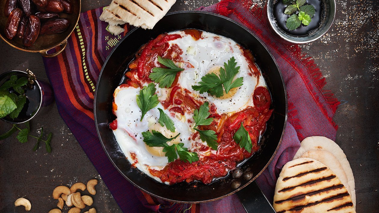 Het Nord Afrikansk gryta på paprika och tomat med ägg - Chachouka Het Nord Afrikansk gryta på paprika och tomat med ägg - Chachouka