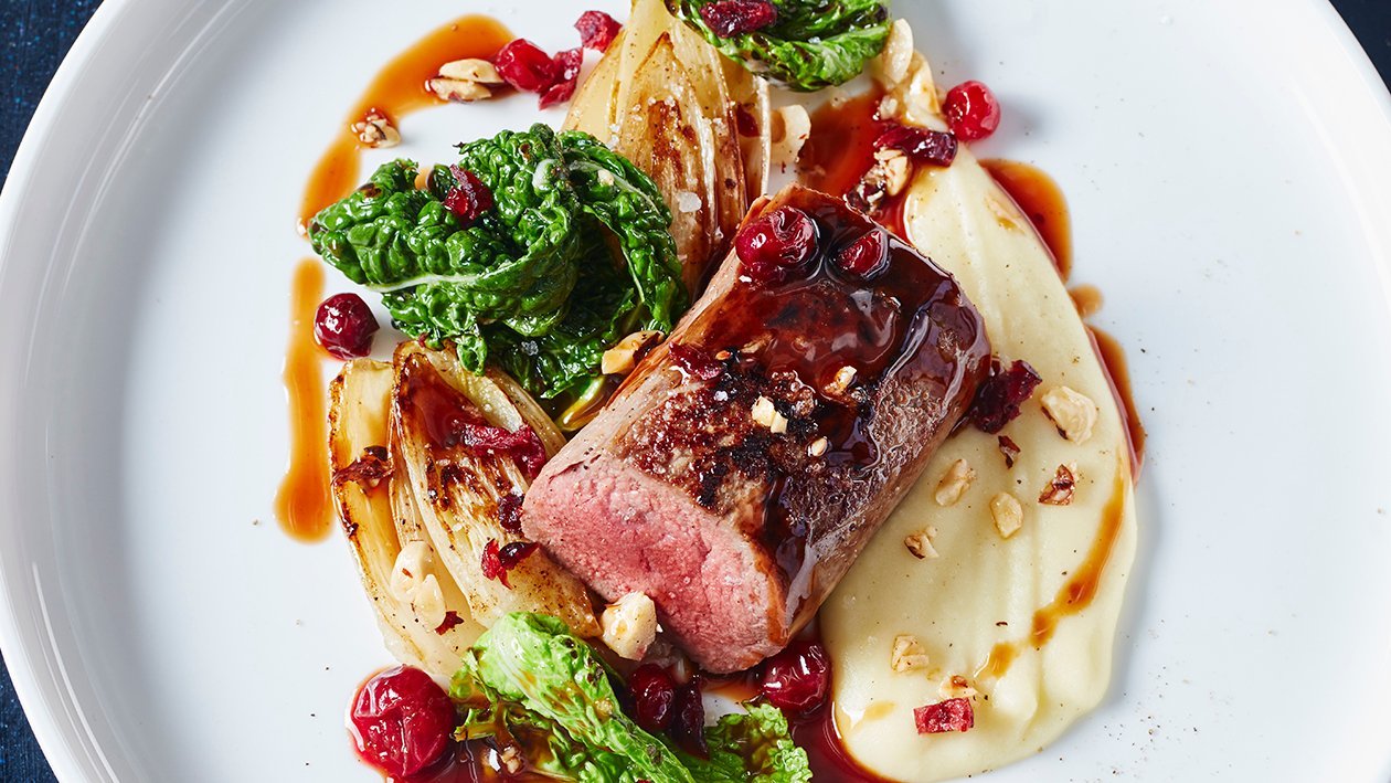 Hjortytterfilé med hasselnötter, potatis och prästostkräm, honungsbakade endiver, friterad grönkål samt viltsky smaksatt med lingon Hjortytterfilé med hasselnötter, potatis och prästostkräm, honungsbakade endiver, friterad grönkål samt viltsky smaksatt med lingon