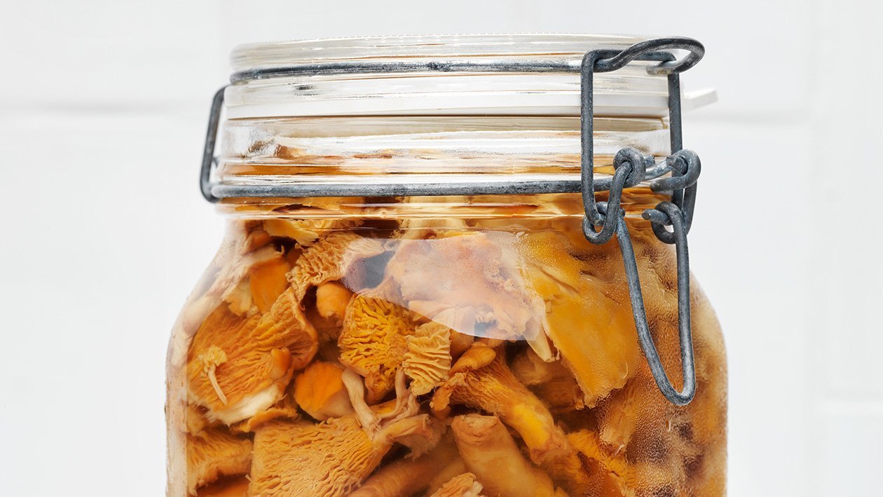 Inlagda kantareller med enbär Inlagda kantareller med enbär