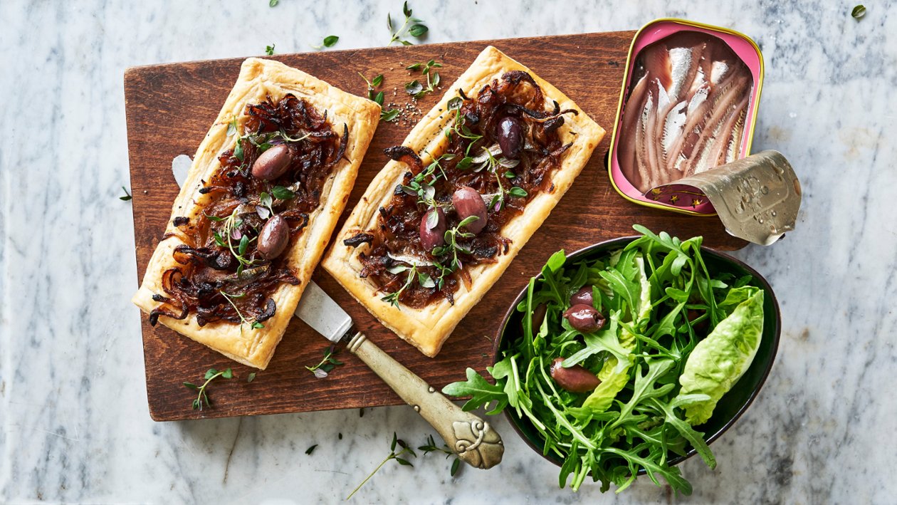 Karamelliserad löktarte med oliv och anchovis Karamelliserad löktarte med oliv och anchovis