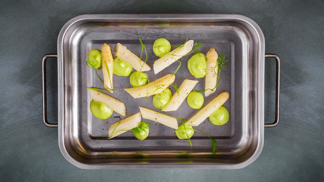 Kokt vit sparris i kalvfond med dillmajonnäs Kokt vit sparris i kalvfond med dillmajonnäs