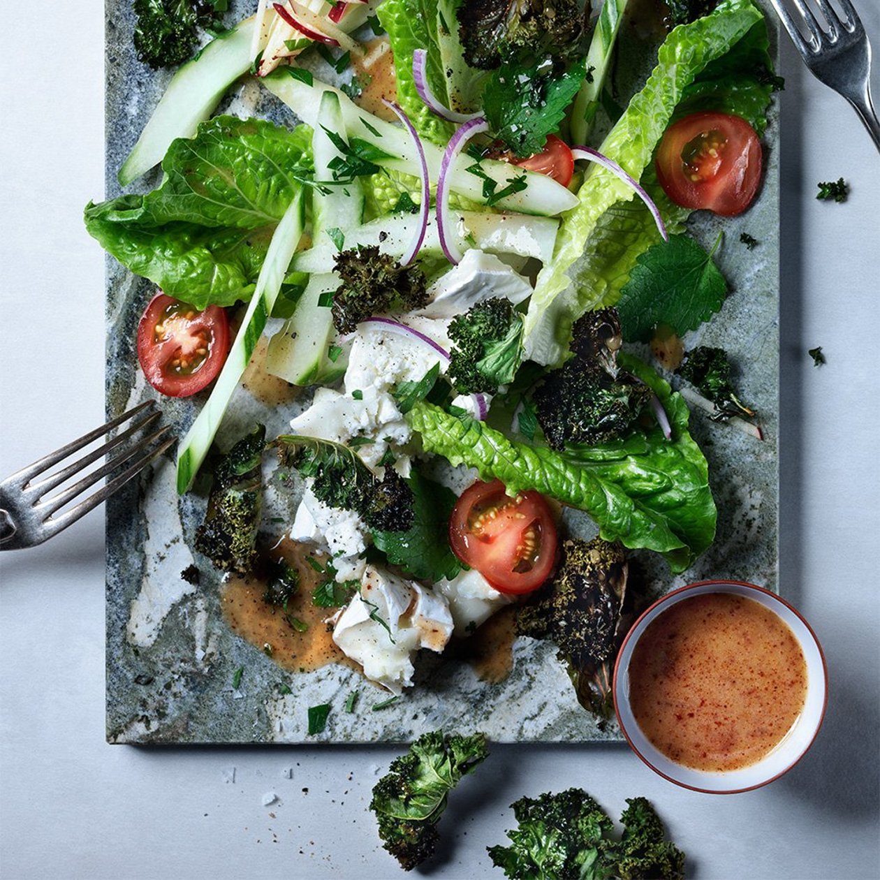 Krispig sallad med getost och grönkålschips Krispig sallad med getost och grönkålschips