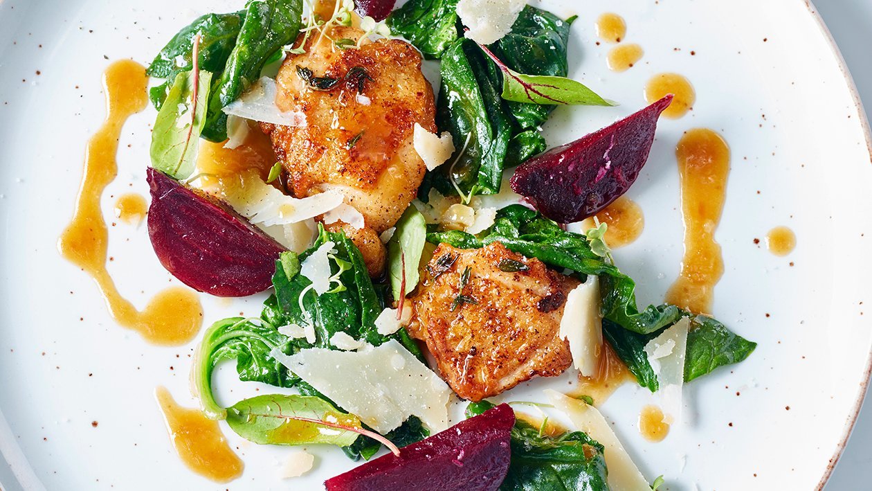 Kycklinglårfilé med saltbakade rödbetor, riven getost och spenat samt kycklingvinägrett på brynt smör och citron. Kycklinglårfilé med saltbakade rödbetor, riven getost och spenat samt kycklingvinägrett på brynt smör och citron.