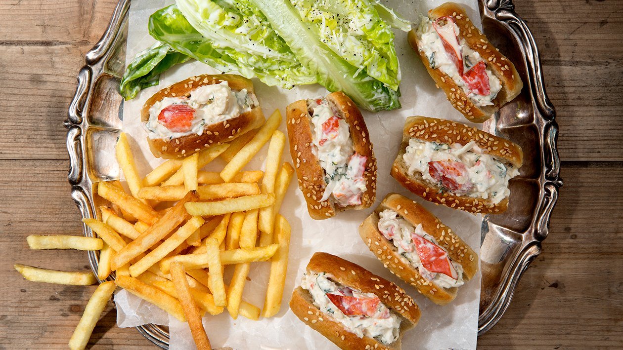 Lobster Roll med Pommes Lobster Roll med Pommes