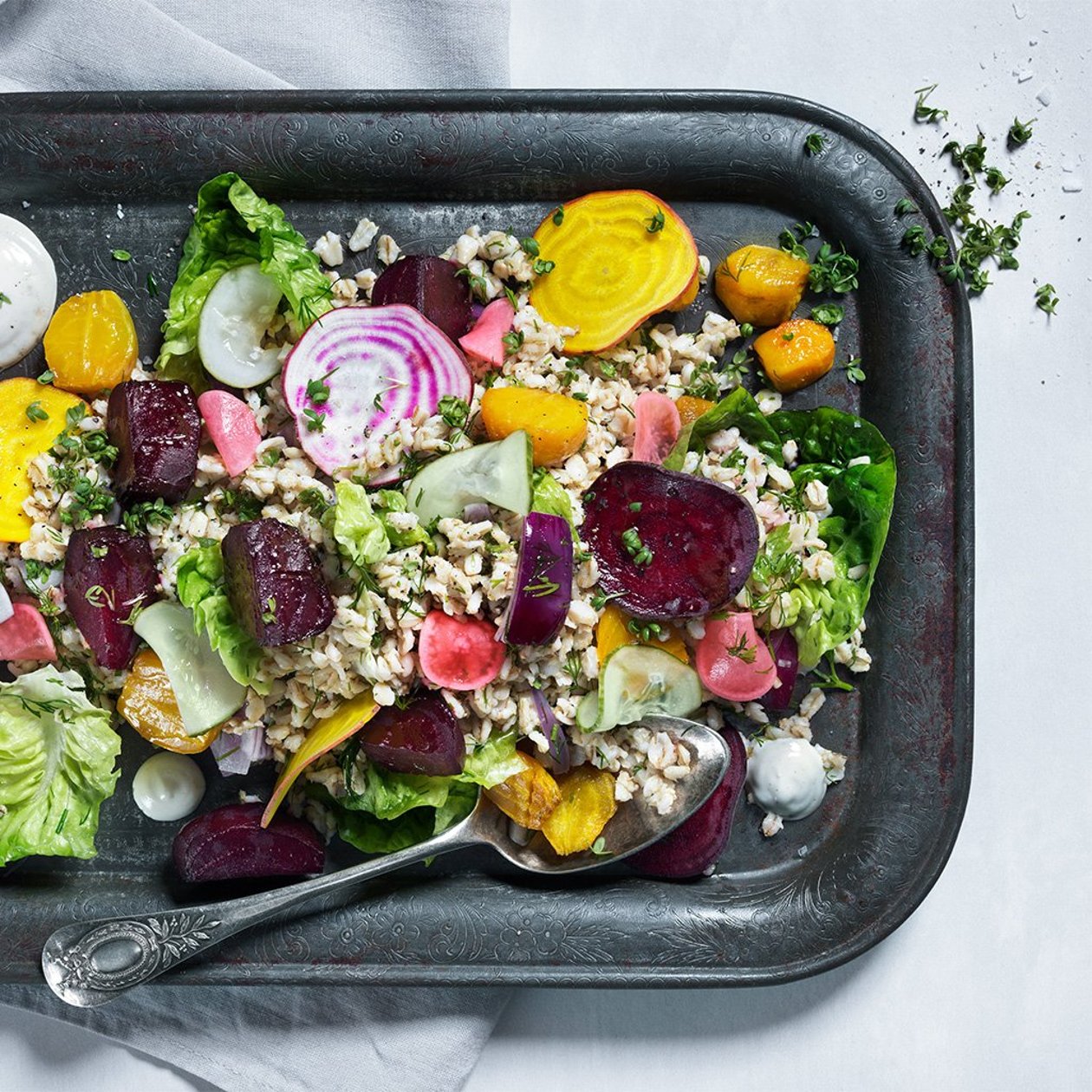 Mathavresallad med picklad gurka & rädisa, rostade betor och pepparrotsdressing Mathavresallad med picklad gurka & rädisa, rostade betor och pepparrotsdressing