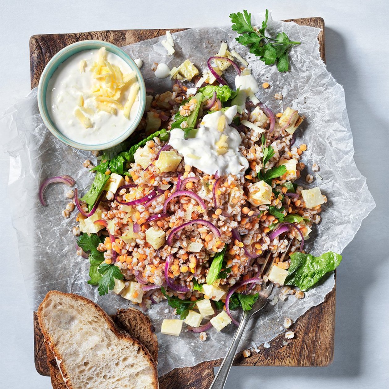 Matvetesallad med röda linser, kardemumma, rotselleri och Sveciadressing Matvetesallad med röda linser, kardemumma, rotselleri och Sveciadressing