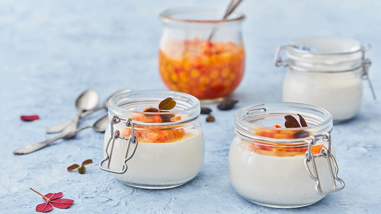 Pannacotta, tonkaböna & rårörda havtorn Pannacotta, tonkaböna & rårörda havtorn