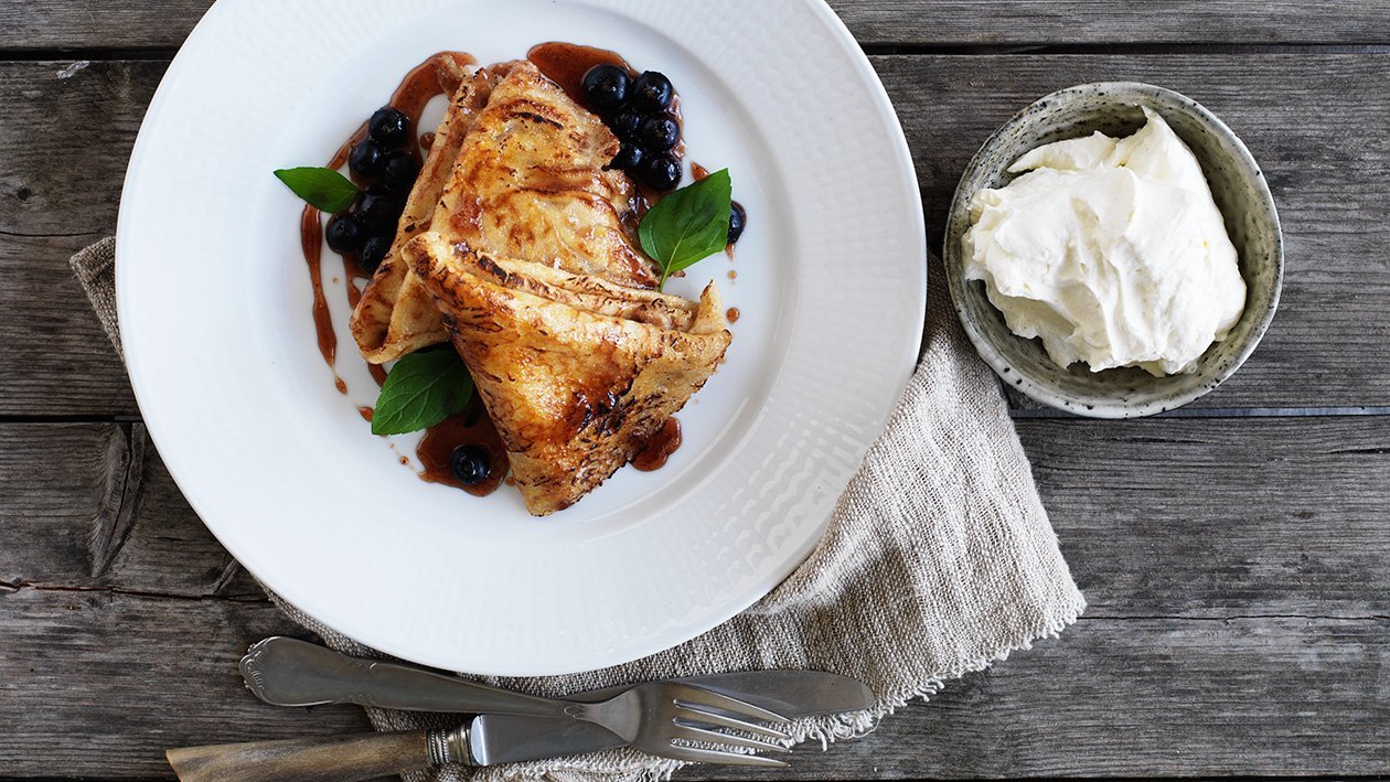 Pannkakor med blåbärskräm Pannkakor med blåbärskräm