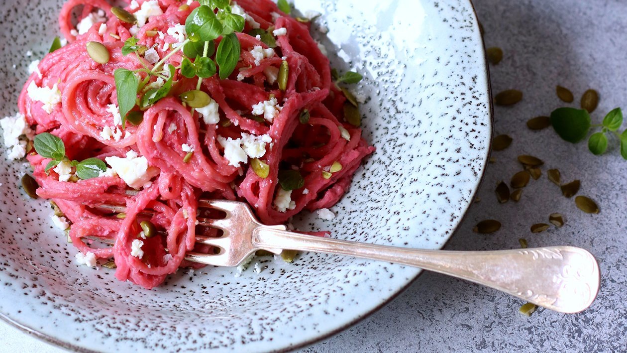 Pasta med rödbetshummus & fetaost Pasta med rödbetshummus & fetaost