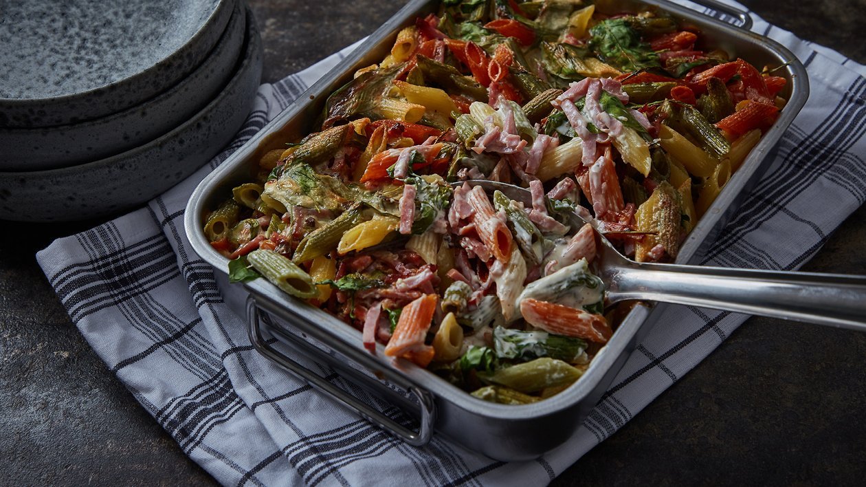 Pastagratäng med skinka, spenat och kantarellsås Pastagratäng med skinka, spenat och kantarellsås