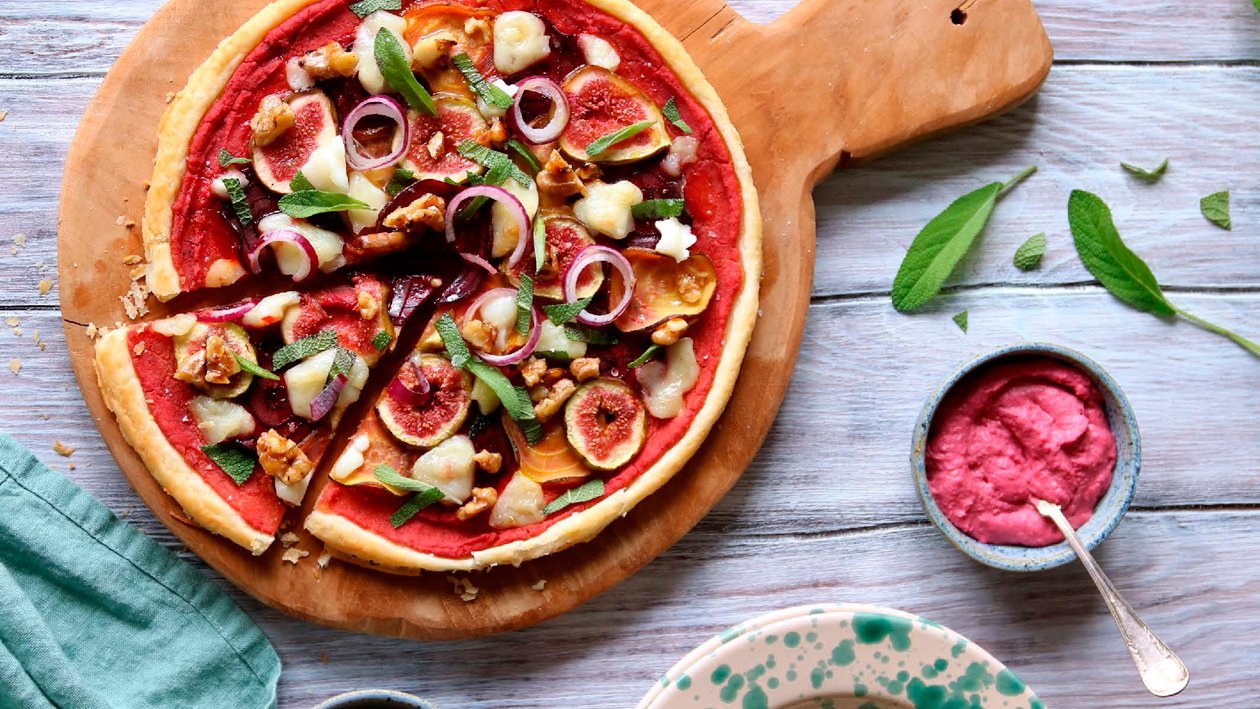 Pizza med rödbetshummus Pizza med rödbetshummus