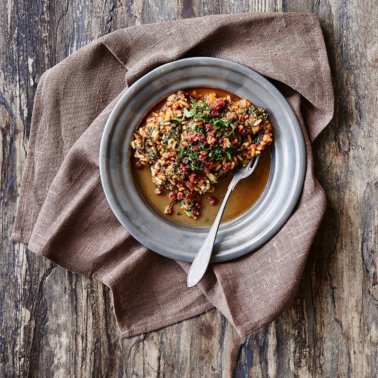 Rött ris med bacon och collard greens Rött ris med bacon och collard greens