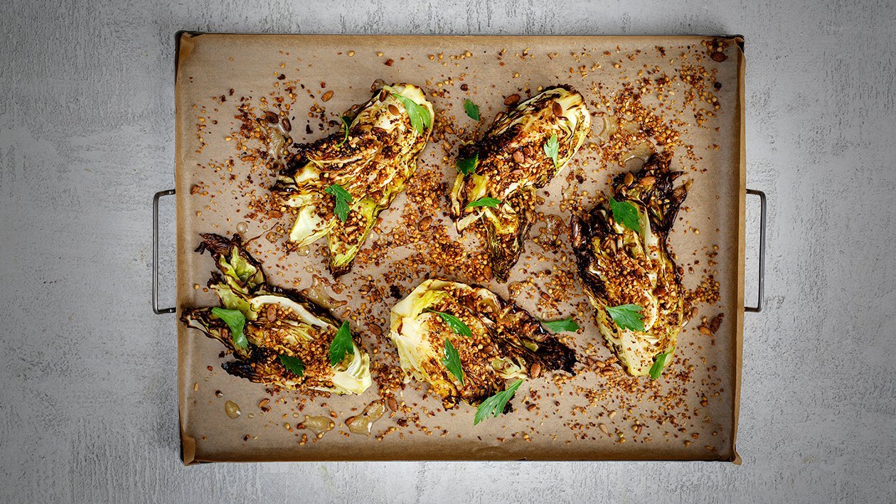 Rostad spetskål med citrus och frön Rostad spetskål med citrus och frön