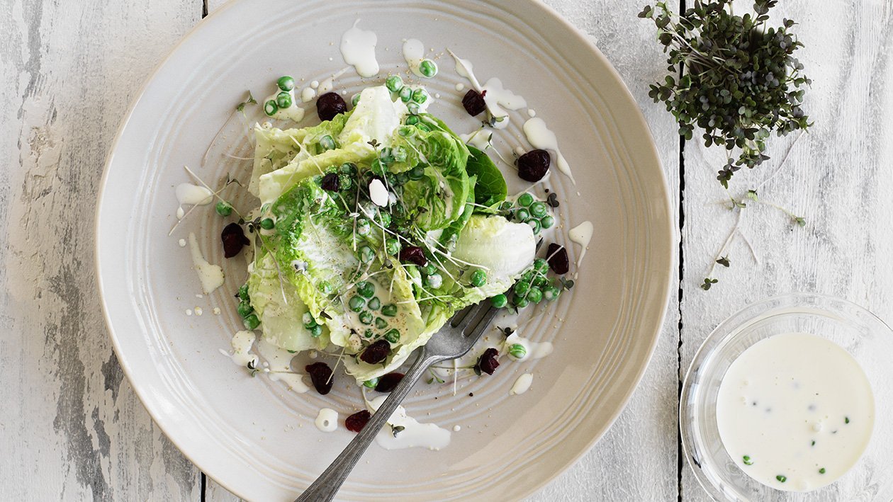 Sallad med mormordressing, ärtor, persilja och tranbär Sallad med mormordressing, ärtor, persilja och tranbär