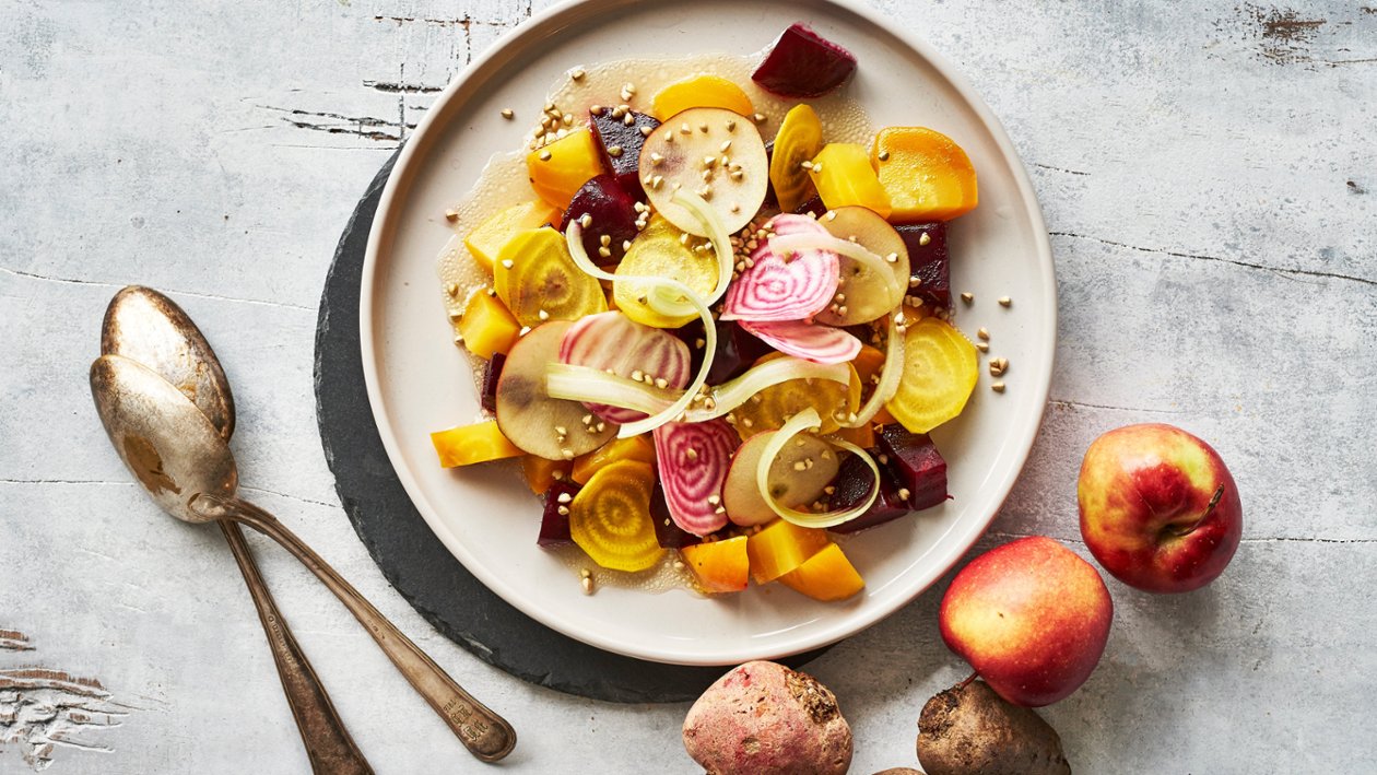 Sallad på betor, selleri och äpple Sallad på betor, selleri och äpple