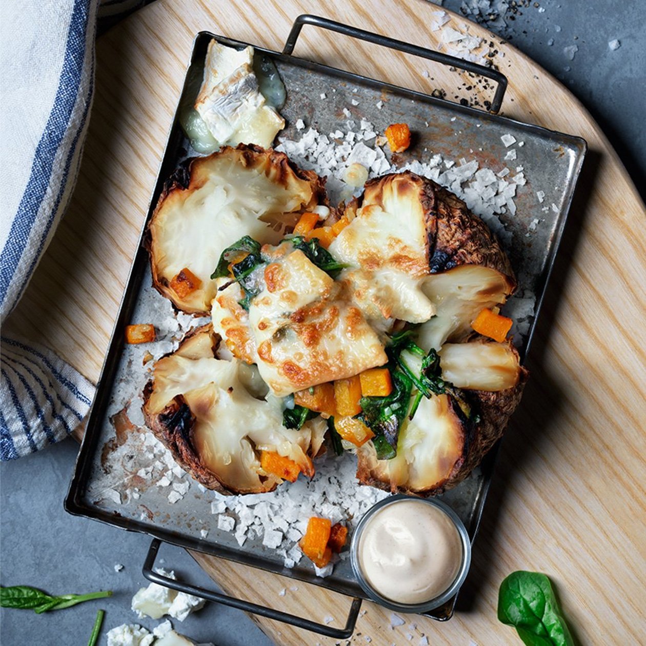 Saltbakad rotselleri med getostgratinerad spenat, lök och pumpa samt senapscrème Saltbakad rotselleri med getostgratinerad spenat, lök och pumpa samt senapscrème
