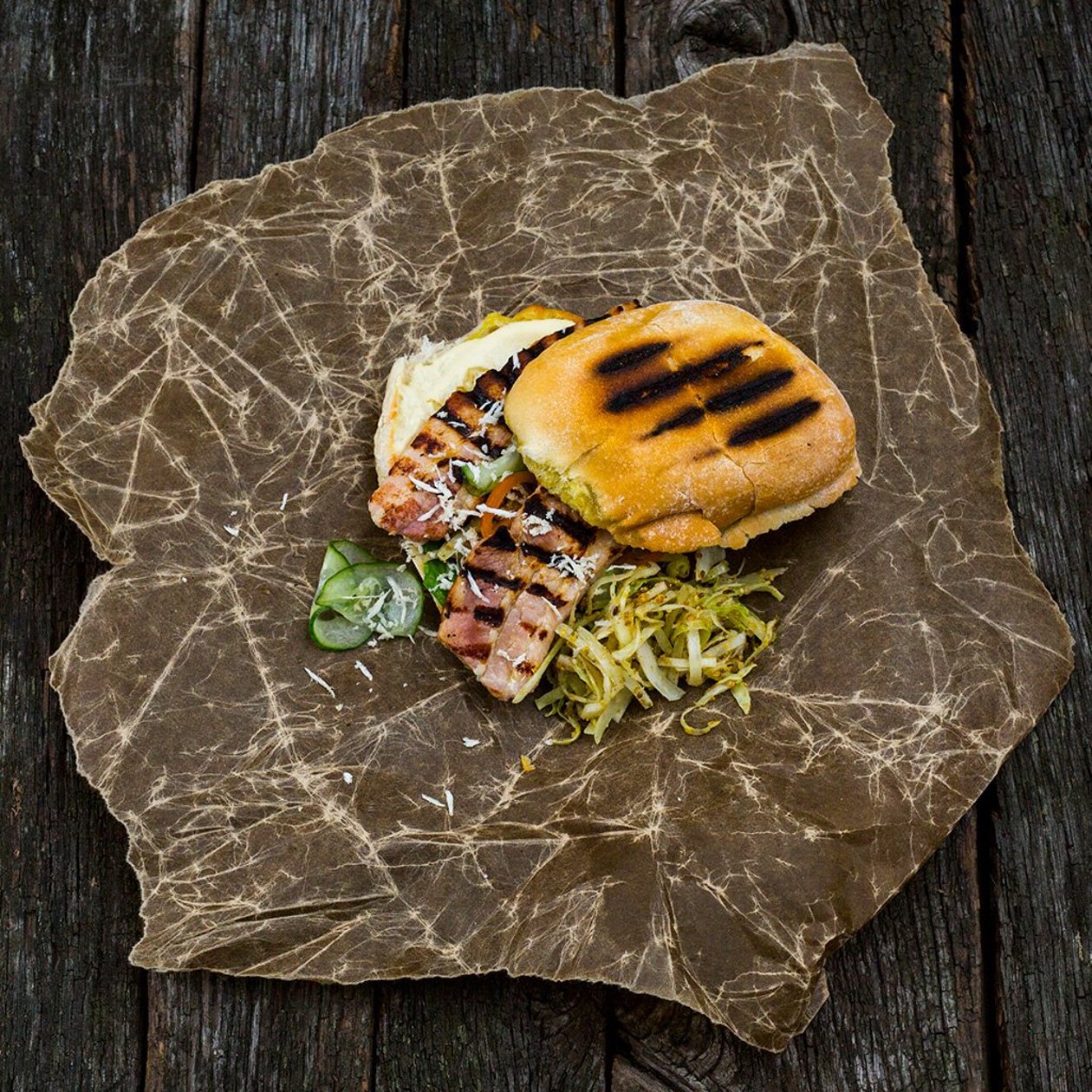 Sandwich med fläsksida, pepparrot, bakad vitkål, pressgurka och Dijondressing Sandwich med fläsksida, pepparrot, bakad vitkål, pressgurka och Dijondressing