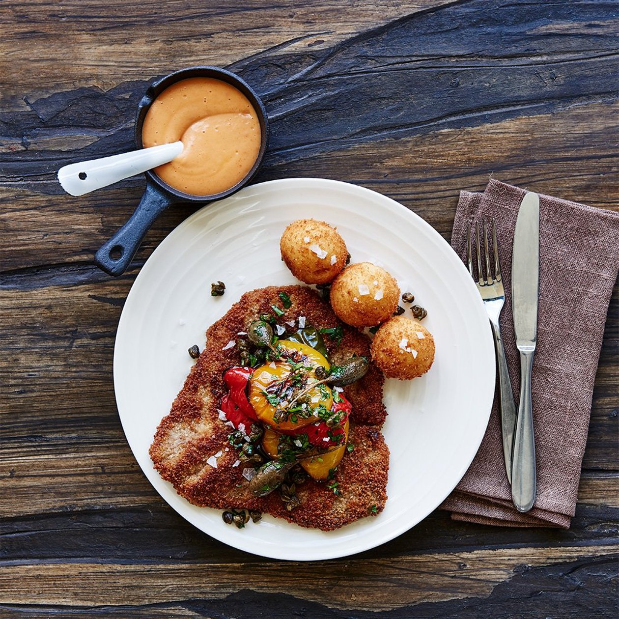 Schnitzel med paprikakräm och potatiskroketter Schnitzel med paprikakräm och potatiskroketter