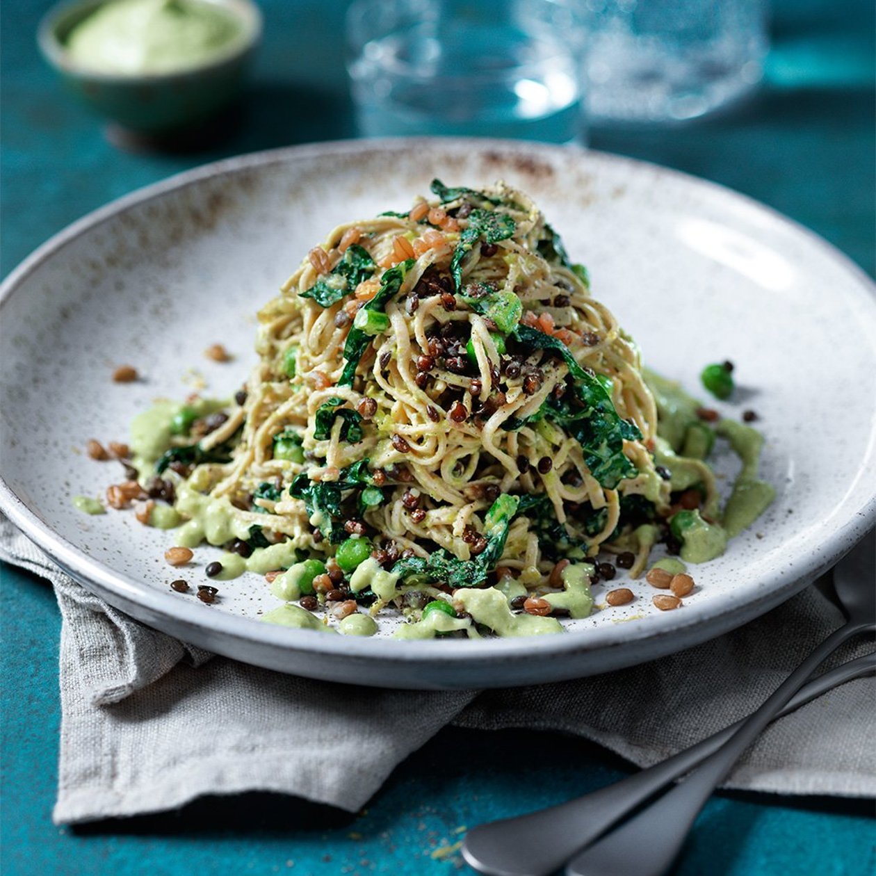 Sojabönpasta med linser, dinkelkorn, svartkål, grönärtscrème och lagrad prästost Sojabönpasta med linser, dinkelkorn, svartkål, grönärtscrème och lagrad prästost
