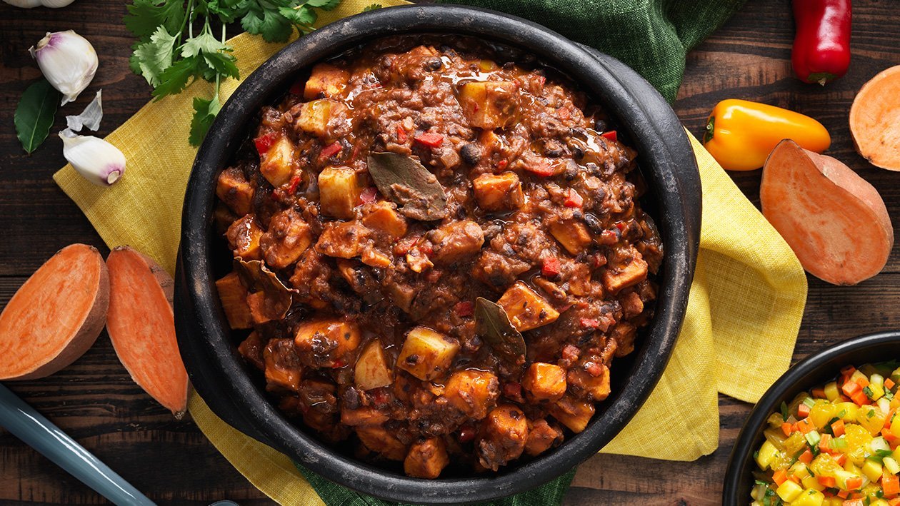 Svart böngryta med sötpotatis med mangosalsa Svart böngryta med sötpotatis med mangosalsa