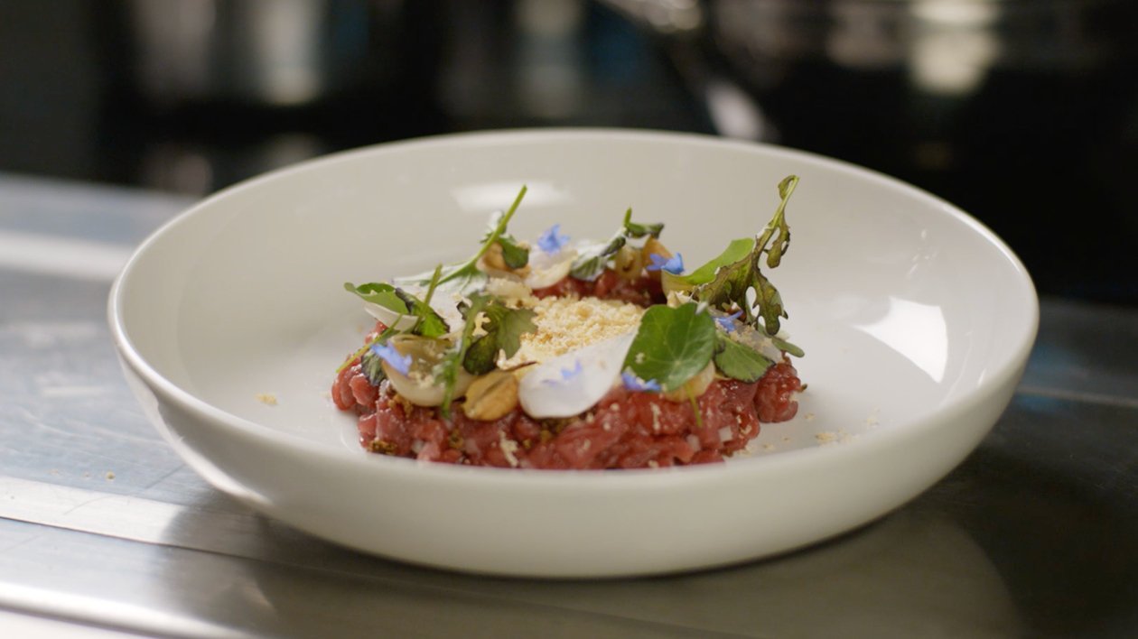 Tartar på biff med karamelliserad lök Tartar på biff med karamelliserad lök