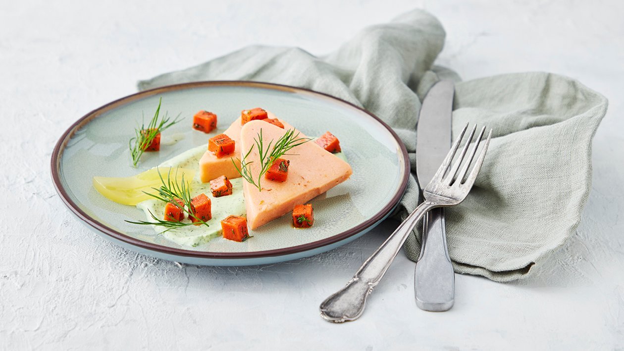Terrin med varmröklax, örtkräm, tomat och citrongelé Terrin med varmröklax, örtkräm, tomat och citrongelé