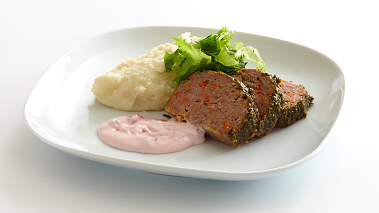 Timjanbakad lammfärslimpa med linser, rotfrukter, potatis- och palsternackspuré samt lingonfraiche, klimatsmart mat Timjanbakad lammfärslimpa med linser, rotfrukter, potatis- och palsternackspuré samt lingonfraiche, klimatsmart mat