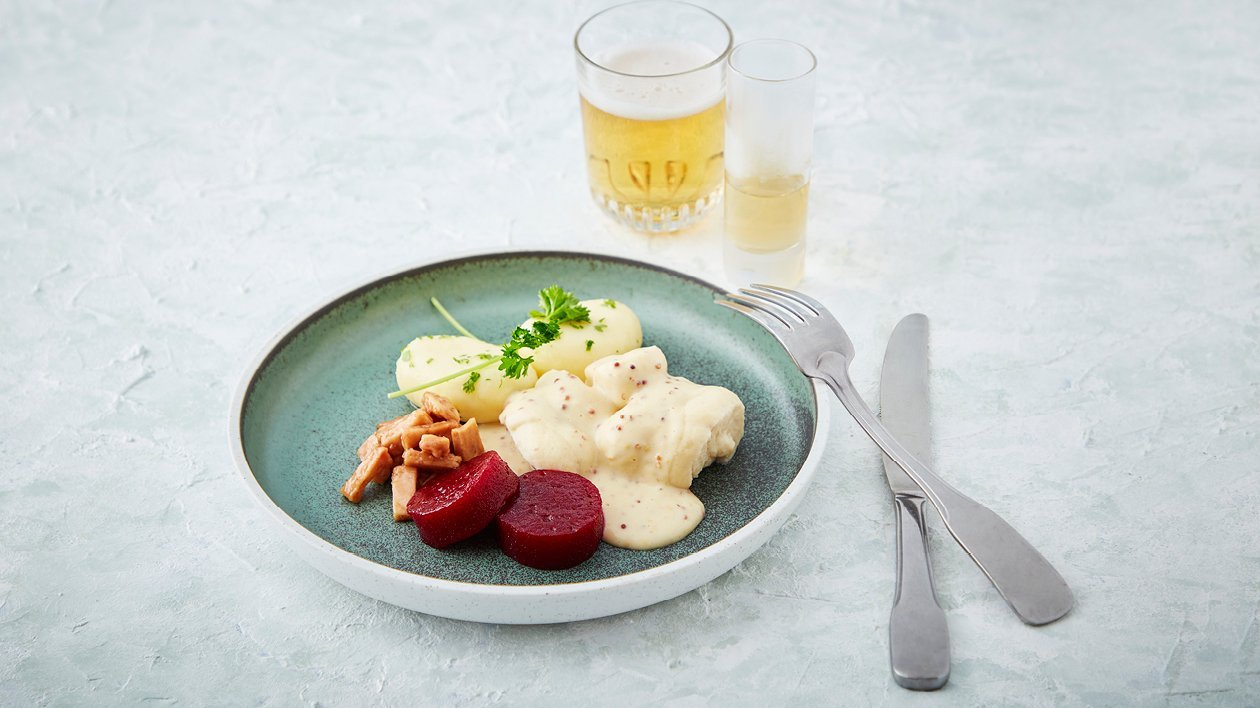 Torskfilé med potatis, rödbetor, bacontärningar och senapskräm Torskfilé med potatis, rödbetor, bacontärningar och senapskräm