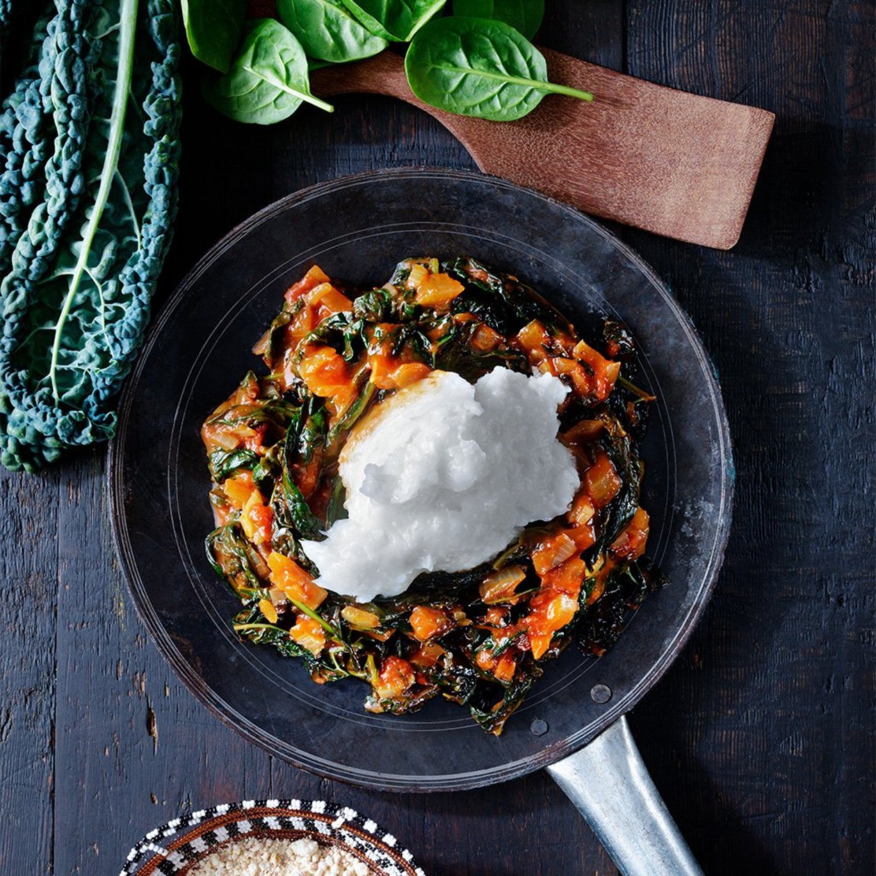 Ugali na Sukuma Wiki – Majsmos med svartkål och spenat Ugali na Sukuma Wiki – Majsmos med svartkål och spenat