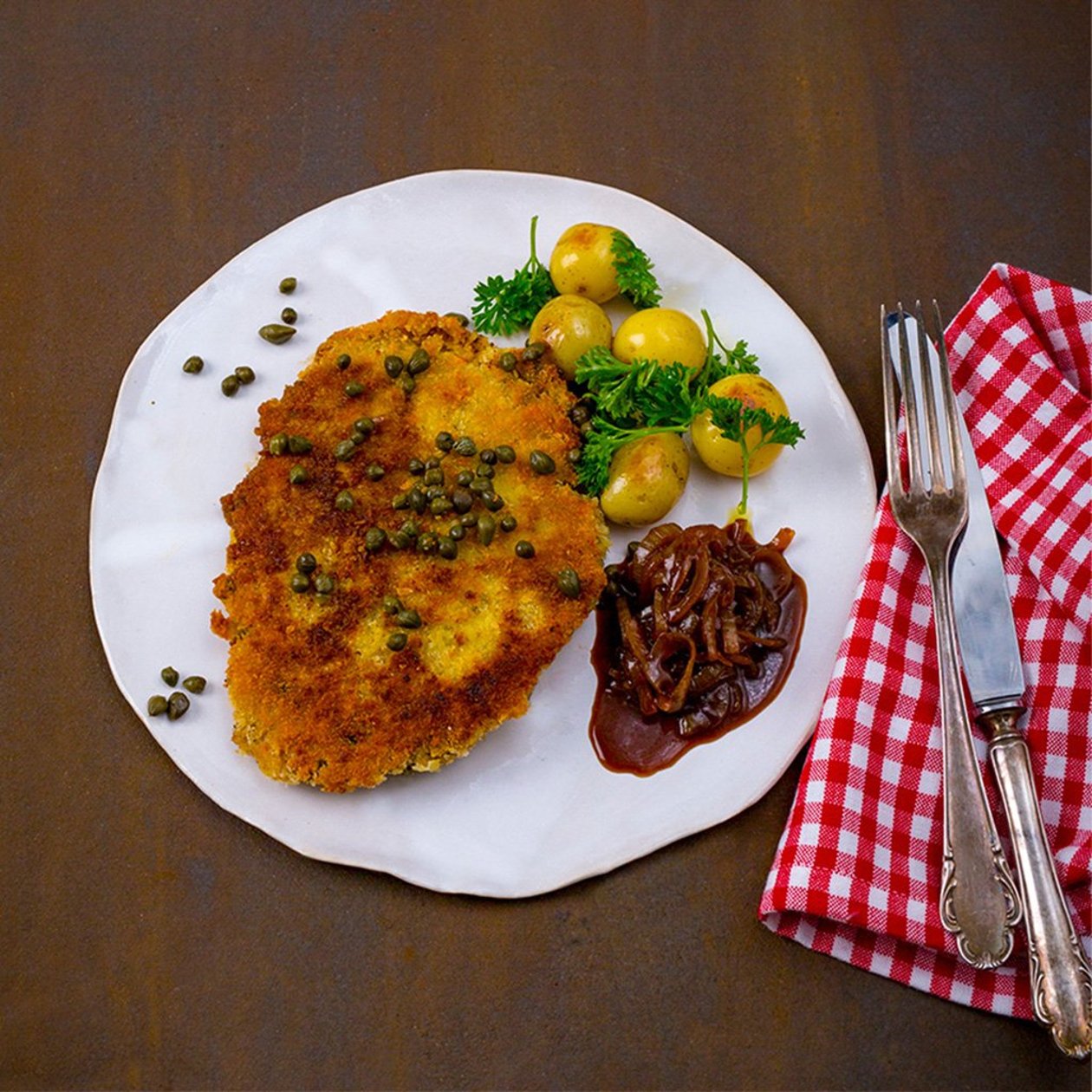 Vegetarisk Schnitzel med kapris, stekt kulpotatis, löksky och friterad persilja Vegetarisk Schnitzel med kapris, stekt kulpotatis, löksky och friterad persilja