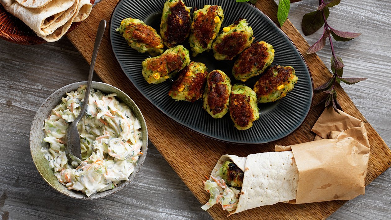 Wrap med sojabönor potatisfritters och coleslaw - klimatsmart mat Wrap med sojabönor potatisfritters och coleslaw - klimatsmart mat