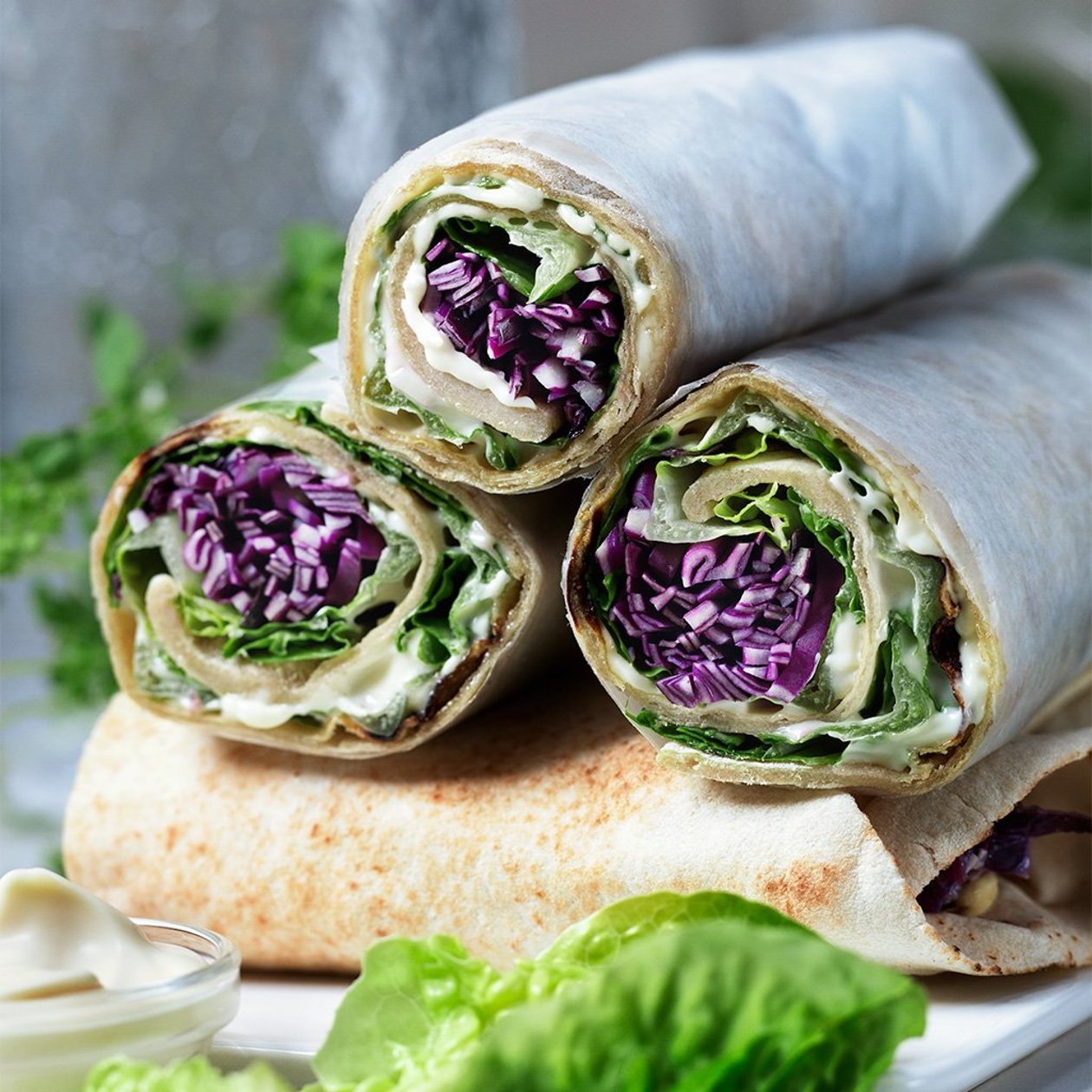 Wraps på pannbröd med rödkålssallad, pressgurka, solros & fänkålspesto Wraps på pannbröd med rödkålssallad, pressgurka, solros & fänkålspesto