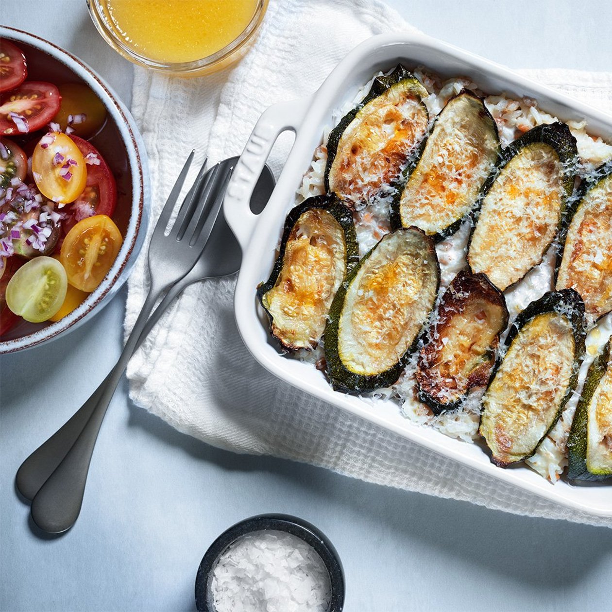 Zucchinigratäng med Crème Bonjour och tomatsallad Zucchinigratäng med Crème Bonjour och tomatsallad