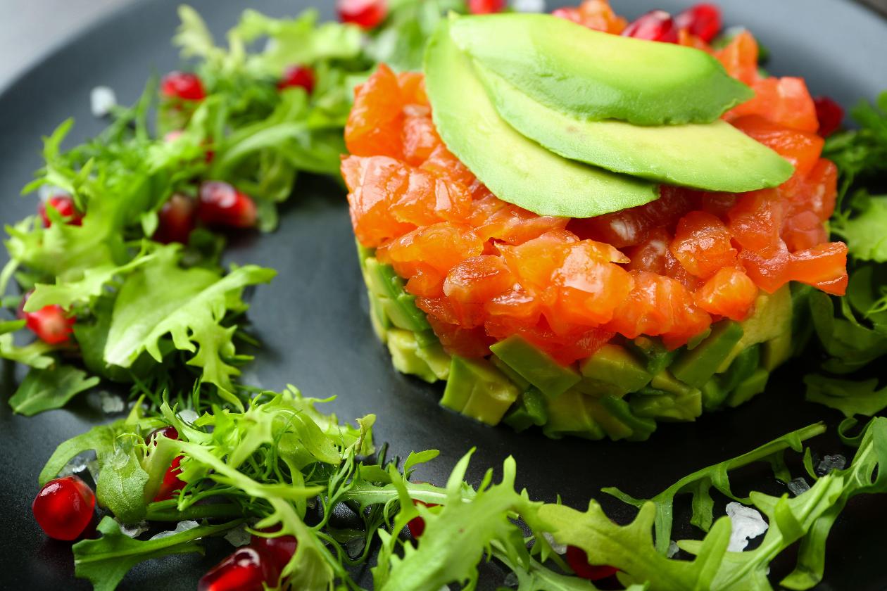 Avakadolu Somon Tartar, Narlı Mizuna Yeşilliği Salatası İle Avakadolu Somon Tartar, Narlı Mizuna Yeşilliği Salatası İle