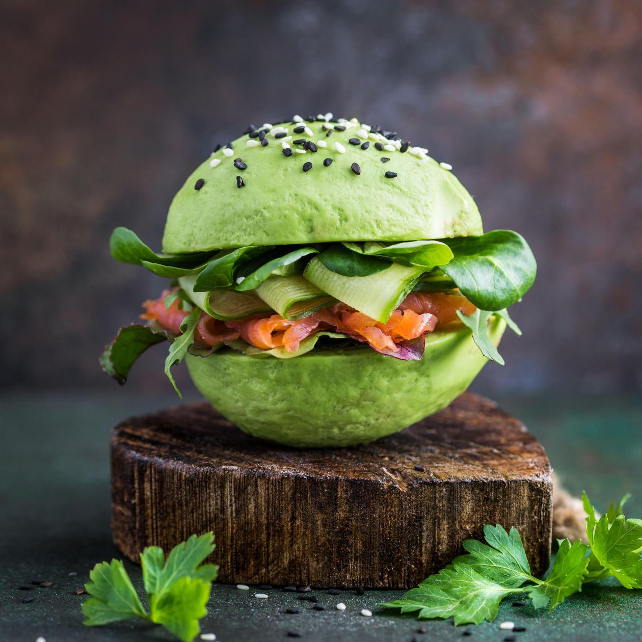 Avokado Burger, Somon Füme ve Taze Sebzeler ile Avokado Burger, Somon Füme ve Taze Sebzeler ile