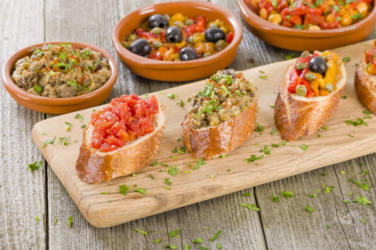 Baget Ekmeği Dilimleri Üzerinde 3 Farklı Tapas, Sarımsaklı Domates, Közlenmiş Patlıcan ve Zeytinli Fırınlanmış Biberler İle Baget Ekmeği Dilimleri Üzerinde 3 Farklı Tapas, Sarımsaklı Domates, Közlenmiş Patlıcan ve Zeytinli Fırınlanmış Biberler İle