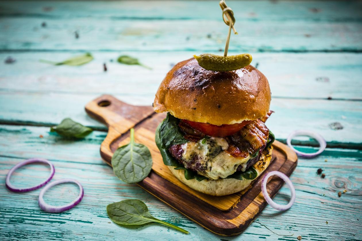 Baharatlı Kuzu Burger, Mozzerella Peyniri ve Körpe Ispanak ile Baharatlı Kuzu Burger, Mozzerella Peyniri ve Körpe Ispanak ile