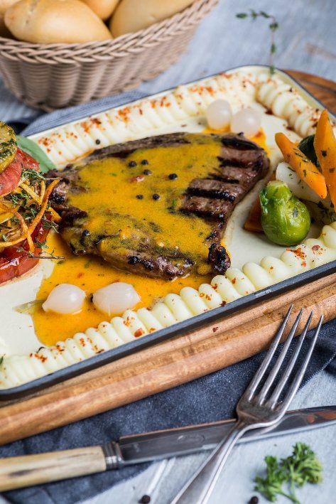Cafe De Paris Soslu Izgara Antrikot Karışık Sebze Eşliğinde Cafe De Paris Soslu Izgara Antrikot Karışık Sebze Eşliğinde