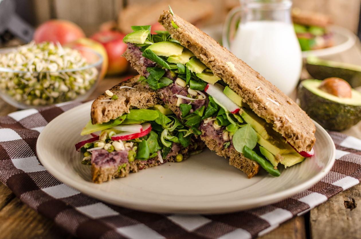 Chipotle Mayonezi ve Avokadolu Yaz Sandwich'i Chipotle Mayonezi ve Avokadolu Yaz Sandwich'i