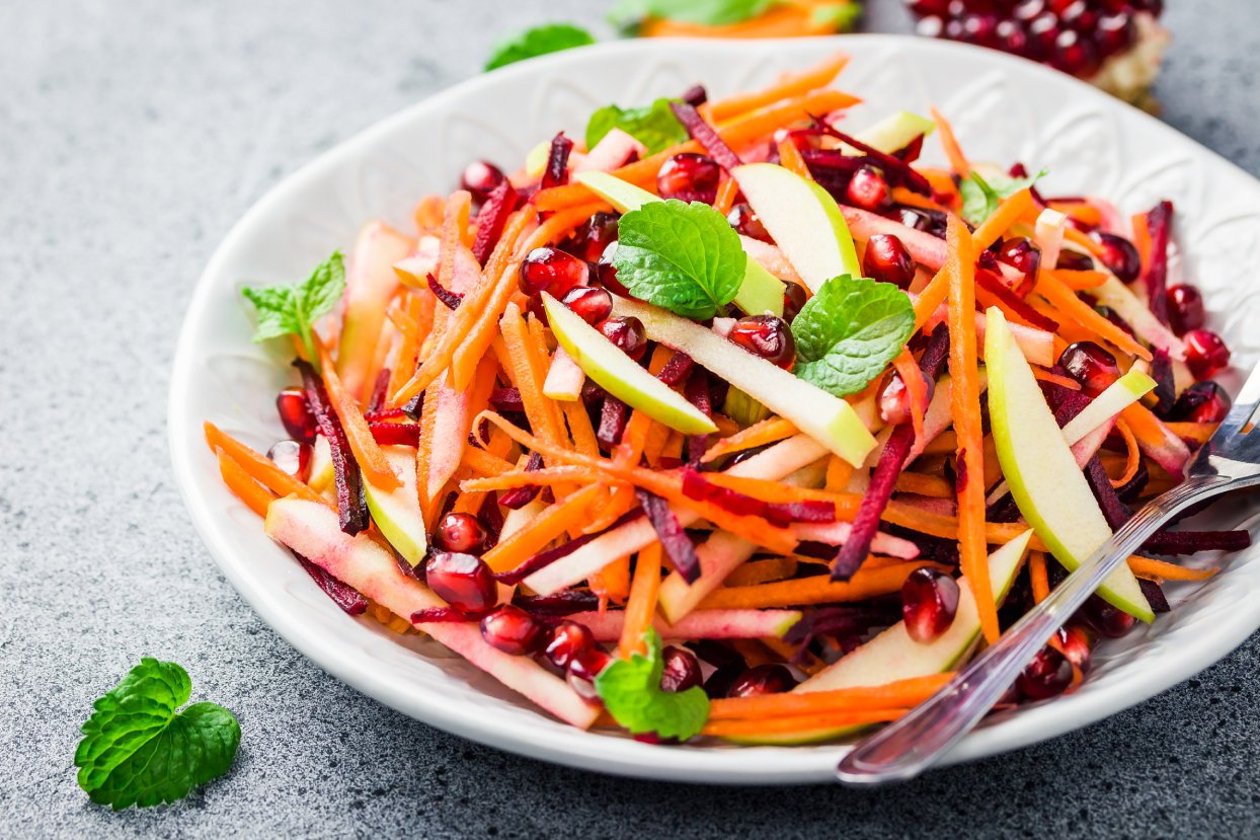 Elmalı Çiğ Havuç Salatası, Naneli Balsamic Sos İle Elmalı Çiğ Havuç Salatası, Naneli Balsamic Sos İle