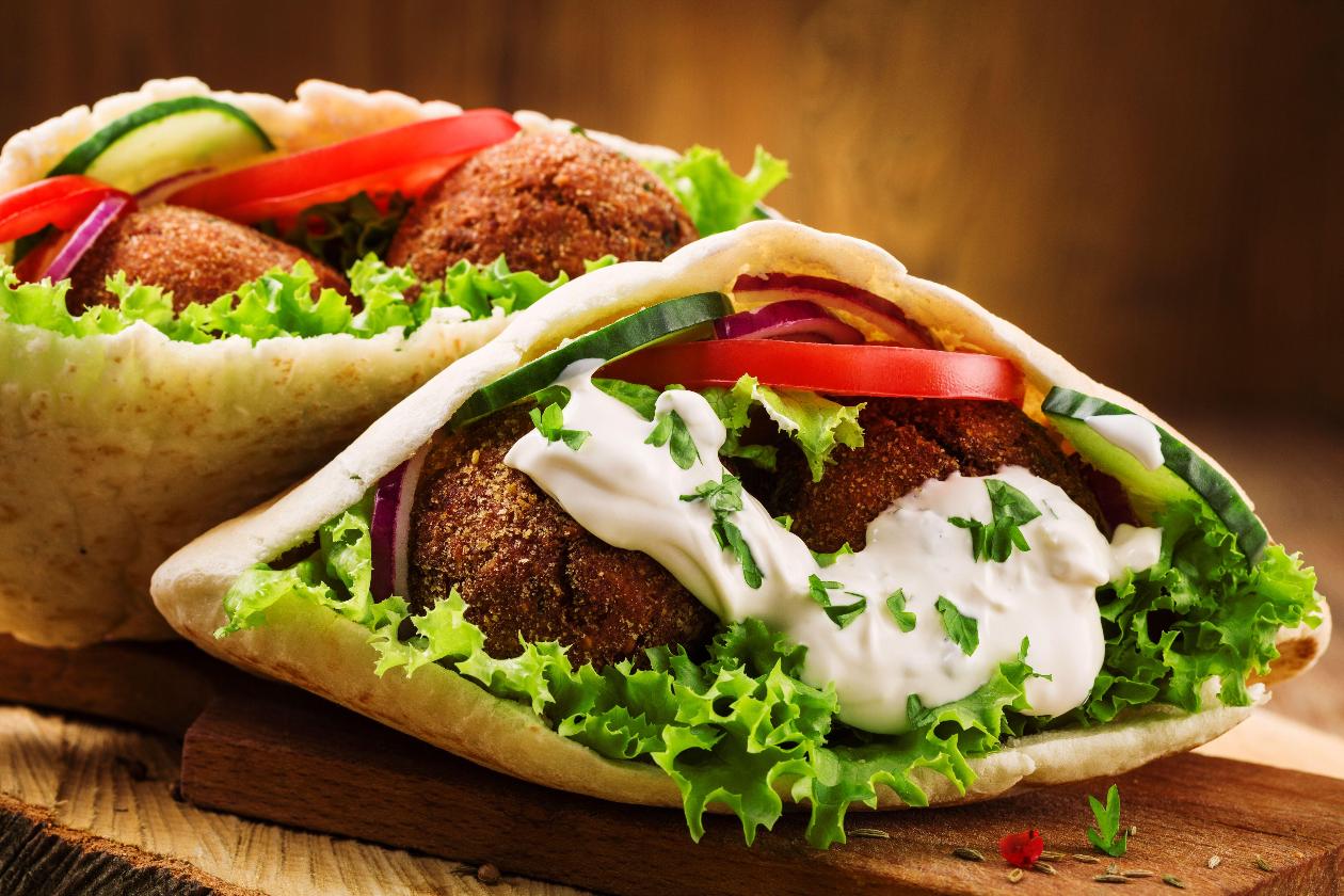 Falafelli Ve Sebzeli Pita Ekmeği, Sarımsaklı Mayonez İle Falafelli Ve Sebzeli Pita Ekmeği, Sarımsaklı Mayonez İle