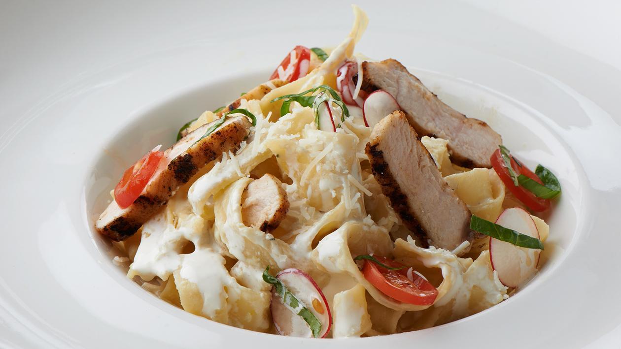 Farklı Sunumuyla Klasik Fettucine Alfredo Farklı Sunumuyla Klasik Fettucine Alfredo