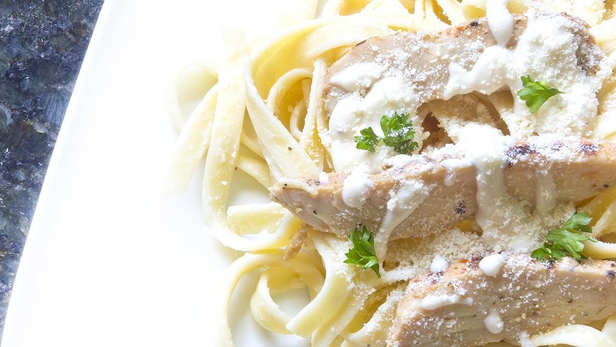 Fettucine Alfredo Tavuklu ve Mantarlı Fettucine Alfredo Tavuklu ve Mantarlı