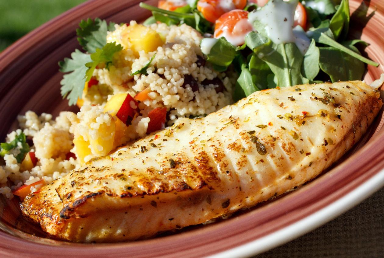 Fırında Panga Balığı, Roka ve Kinoa Salatası ile Fırında Panga Balığı, Roka ve Kinoa Salatası ile