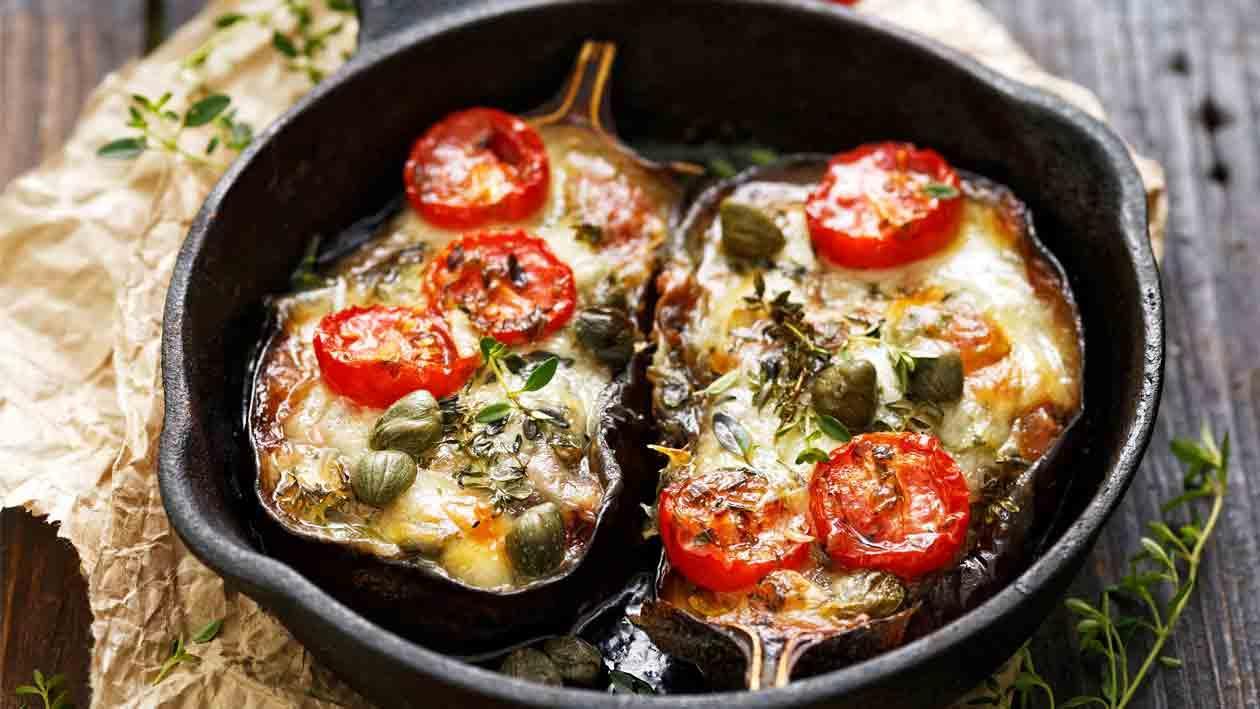 Fırınlanmış Sebzeli Patlıcan Dolması, Mozzerella Peyniri ve Aromatik Baharatlar ile Fırınlanmış Sebzeli Patlıcan Dolması, Mozzerella Peyniri ve Aromatik Baharatlar ile